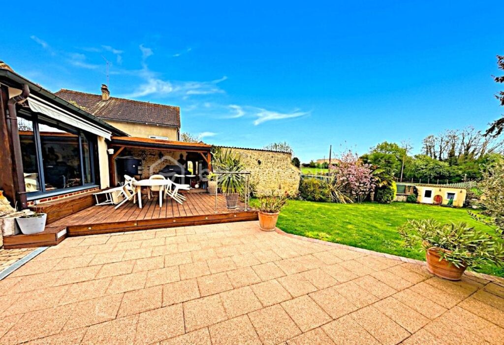 À 10 minutes de RAMBOUILLET, propriété de 220m²habitable sur terrain de 940m² avec une magnifique piscine de 5 M par 10 M – 4 pièces – 3 chambres – 171 m²