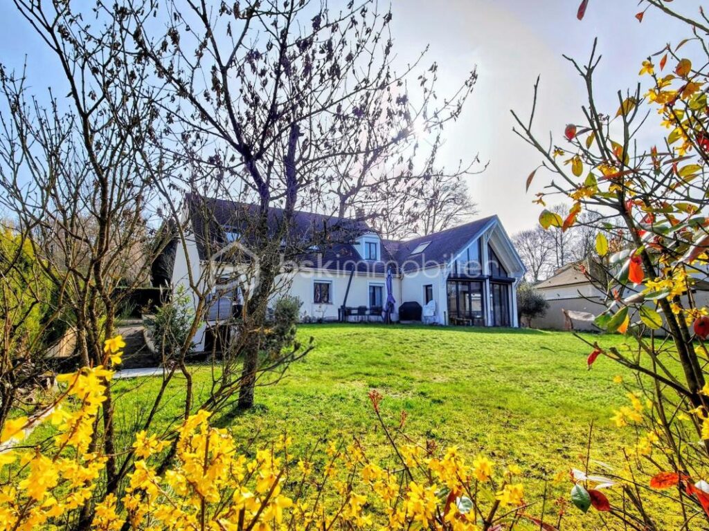 Maison contemporaine charmante et spacieuse à Jouars-Pontchartrain – 8 pièces – 3 chambres – 233 m²