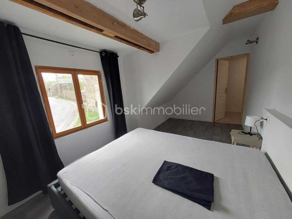 Ancienne grange rénovée avec vue dégagée – Fort potentiel en gîte – Freydefont (Saint-Nectaire) – 6 pièces – 4 chambres – 128 m²