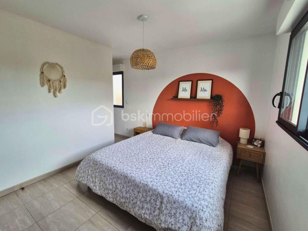 Exclusivité Maison contemporaine de 2018 – 154 m² – DPE A – Plain pied et Suite parentale – Terrain 1 139 m² – Garage – 6 pièces – 5 chambres – 154 m²