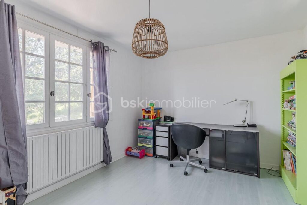 MAISON FAMILIALE AVEC VUE DÉGAGÉE, AU CALME DANS UN CADRE EXCEPTIONNEL PROCHE COMMODITÉS – 8 pièces – 5 chambres – 241 m²