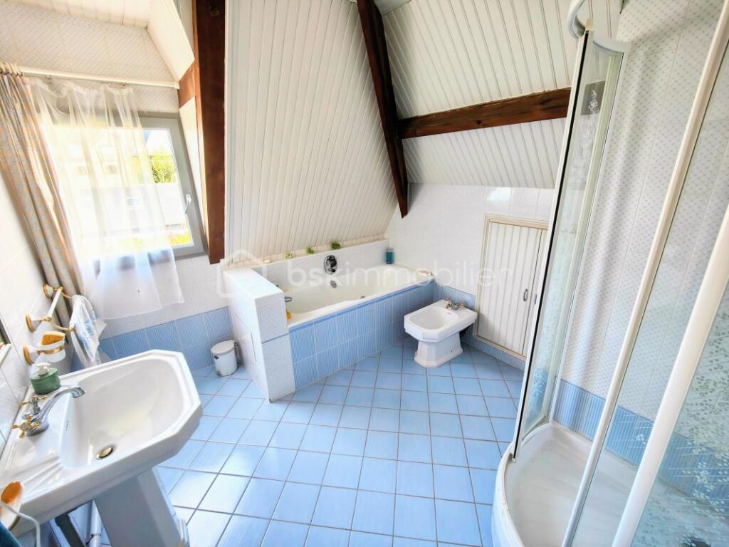 Plein centre, maison familiale av 5 ch sous-sol et jardin clos arboré ! – 8 pièces – 4 chambres – 180 m²