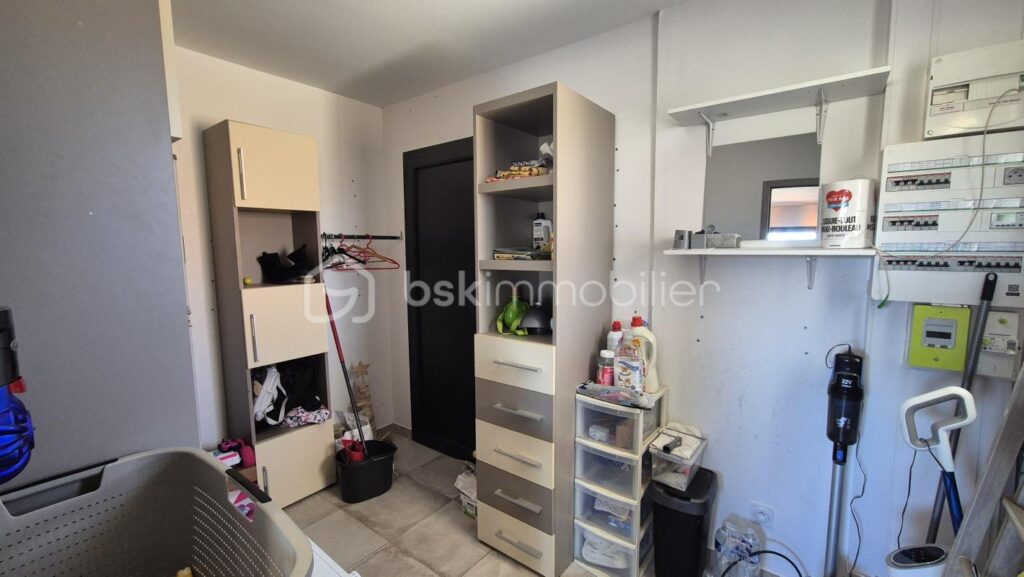 A VENDRE VILLA TROIS FACES DE 96M² SUR TERRAIN DE 394M A SAINT CYPRIEN – COTE VILLAGE – EN IMPASSE – TROIS CHAMBRES – DEUX PIECES D EAU – DEUX TOILETTES – BUANDERIE – PISCINE – TERRASSE – PROCHE DES ECOLES DES COMMERCES ET DES PLAGES – 5 pièces – 3 chambres – 96 m²