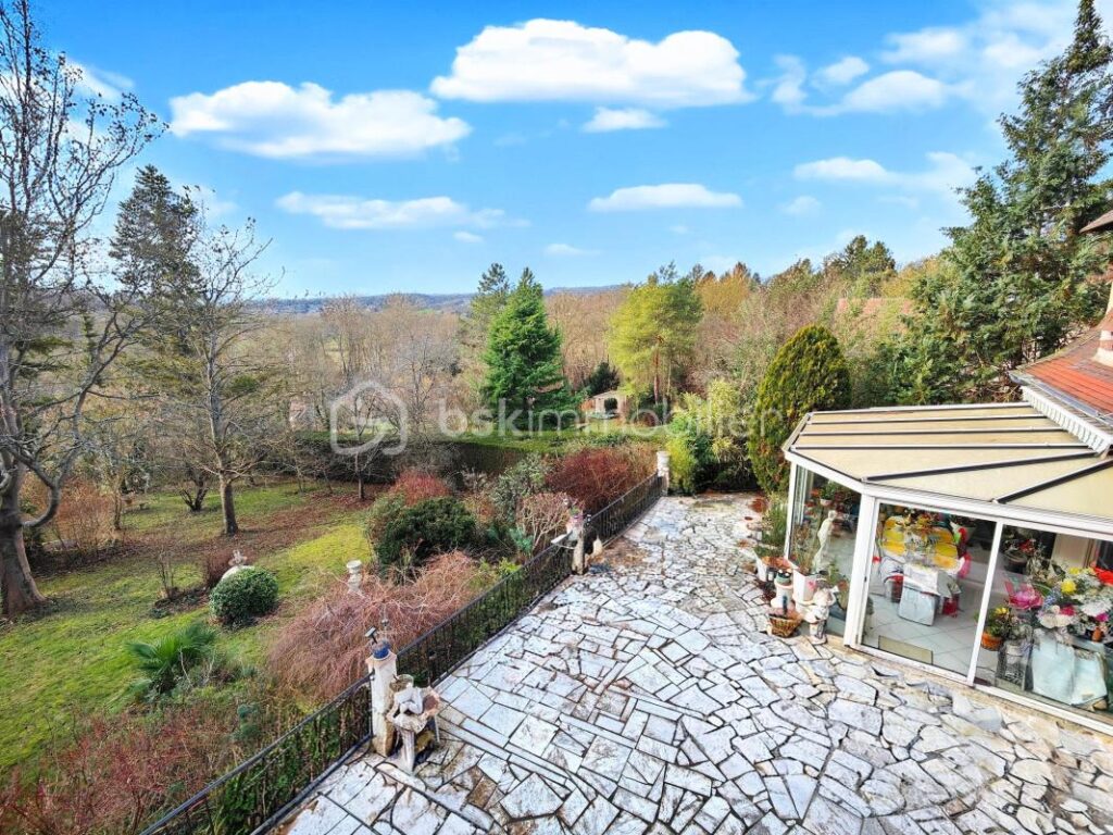 Belle maison familiale 5 ch dans un écrin boisé avec vue dégagée – 7 pièces – 5 chambres – 200 m²