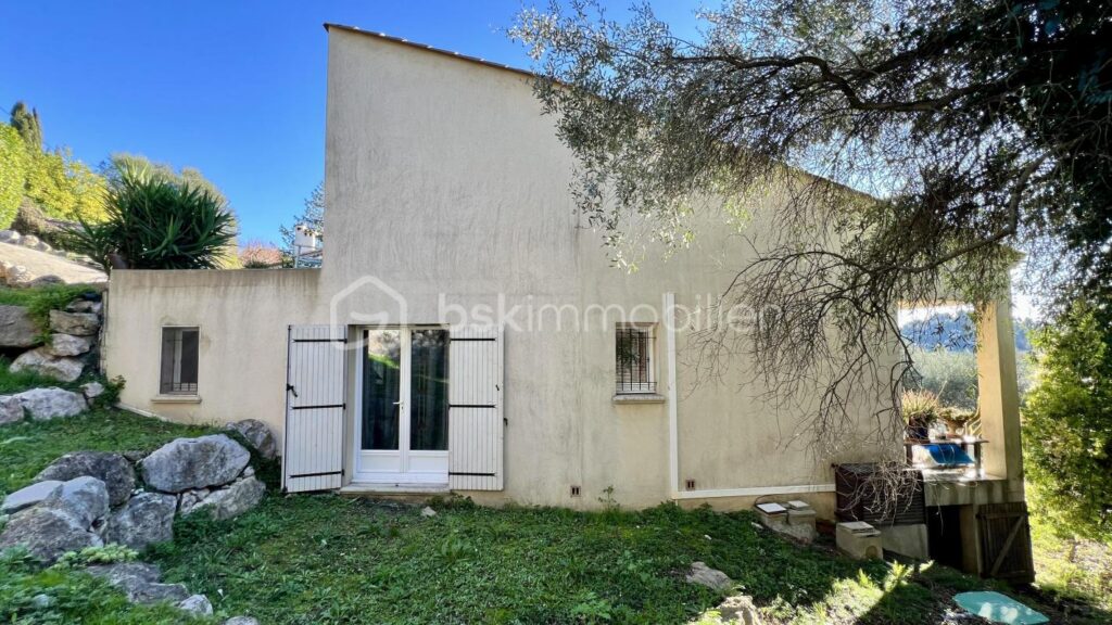 COUP DE CŒUR pour une villa individuelle à Vence Sud. Vue mer. Terrain piscinable – 4 pièces – 3 chambres – 135 m²