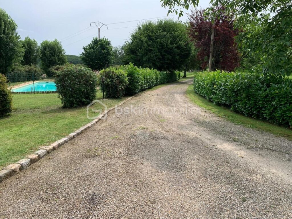 Propriété de 2 belles maisons de style Périgourdin avec piscine – 10 pièces – 6 chambres – 240 m²