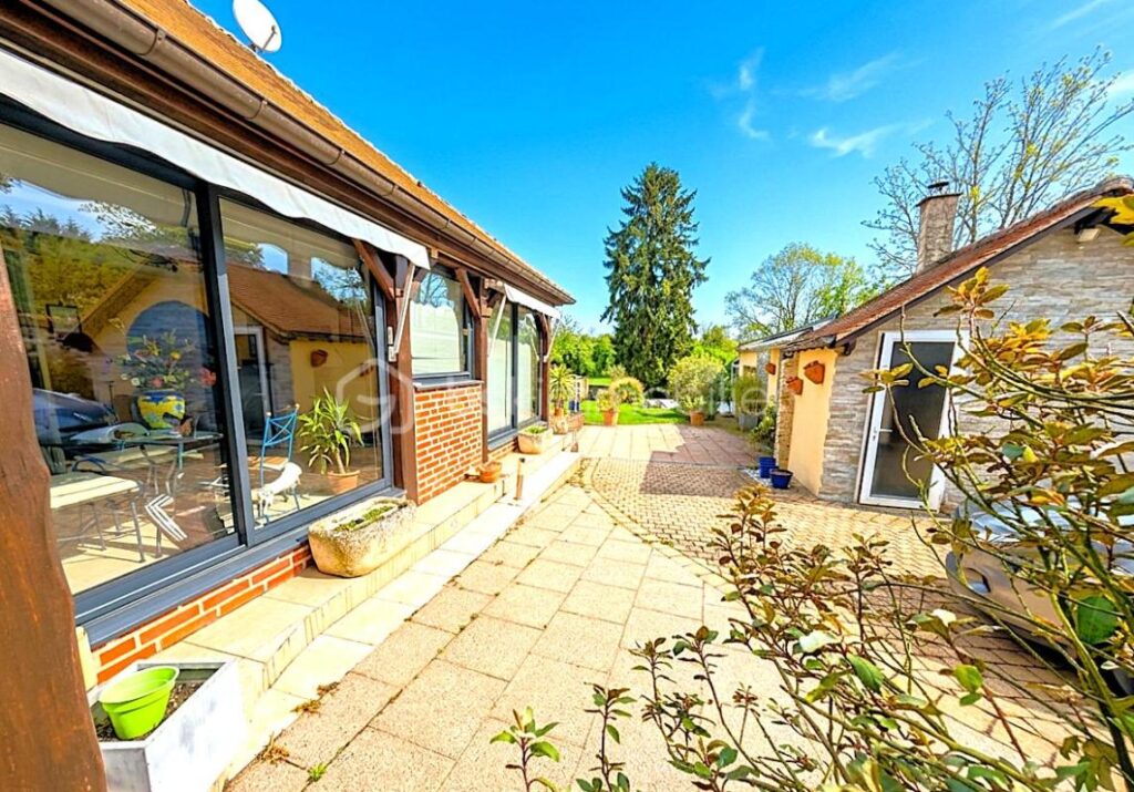 À 10 minutes de RAMBOUILLET, propriété de 220m²habitable sur terrain de 940m² avec une magnifique piscine de 5 M par 10 M – 4 pièces – 3 chambres – 171 m²