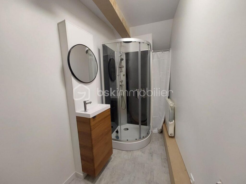 Ancienne grange rénovée avec vue dégagée – Fort potentiel en gîte – Freydefont (Saint-Nectaire) – 6 pièces – 4 chambres – 128 m²