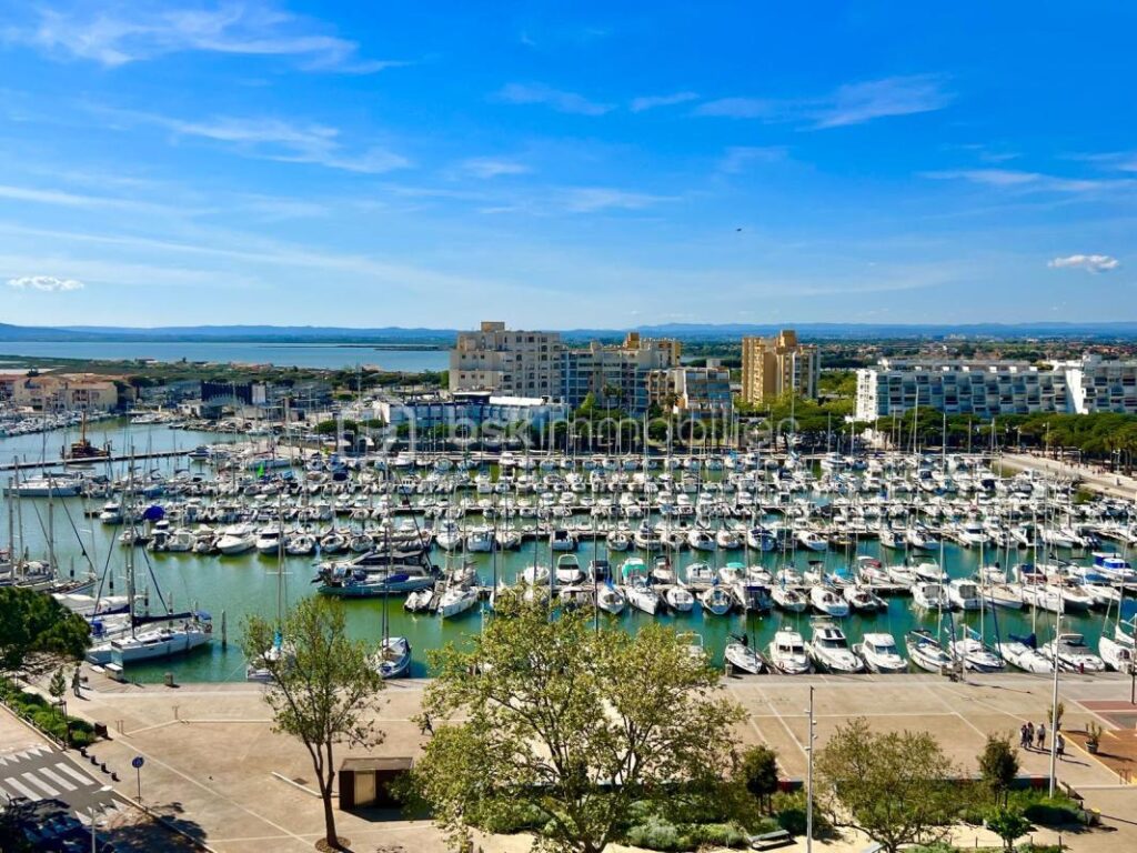Appartement d&rsquo;exception au Port de CARNON-PLAGE – 3 pièces – 1 chambre – 64 m²