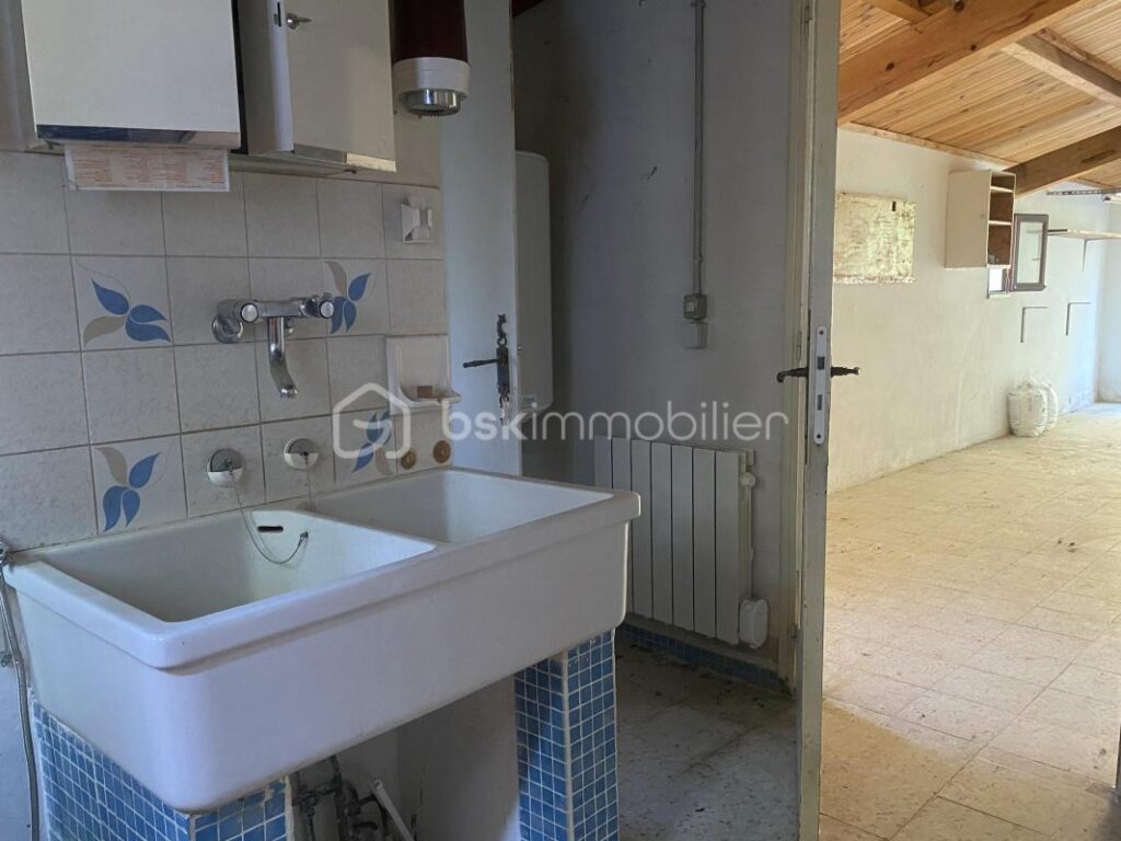 Maison traditionnelle de plain-pied de 133 m² – 6 pièces – 4 chambres + Grand Garage + Patio, sur un terrain de 4 000 m² – 6 pièces – 4 chambres – 133 m²