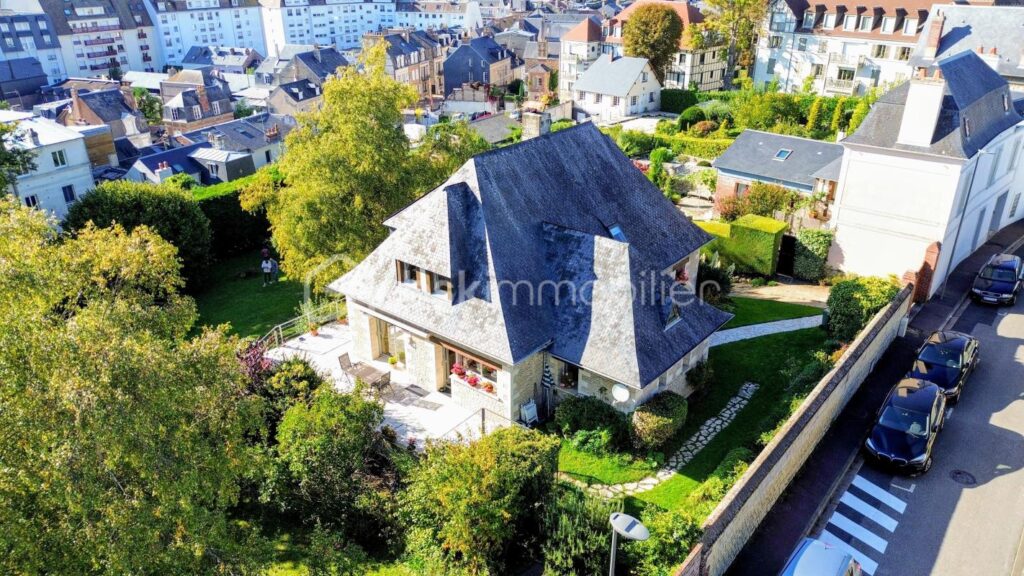 Plein centre, maison familiale av 5 ch sous-sol et jardin clos arboré ! – 8 pièces – 4 chambres – 180 m²
