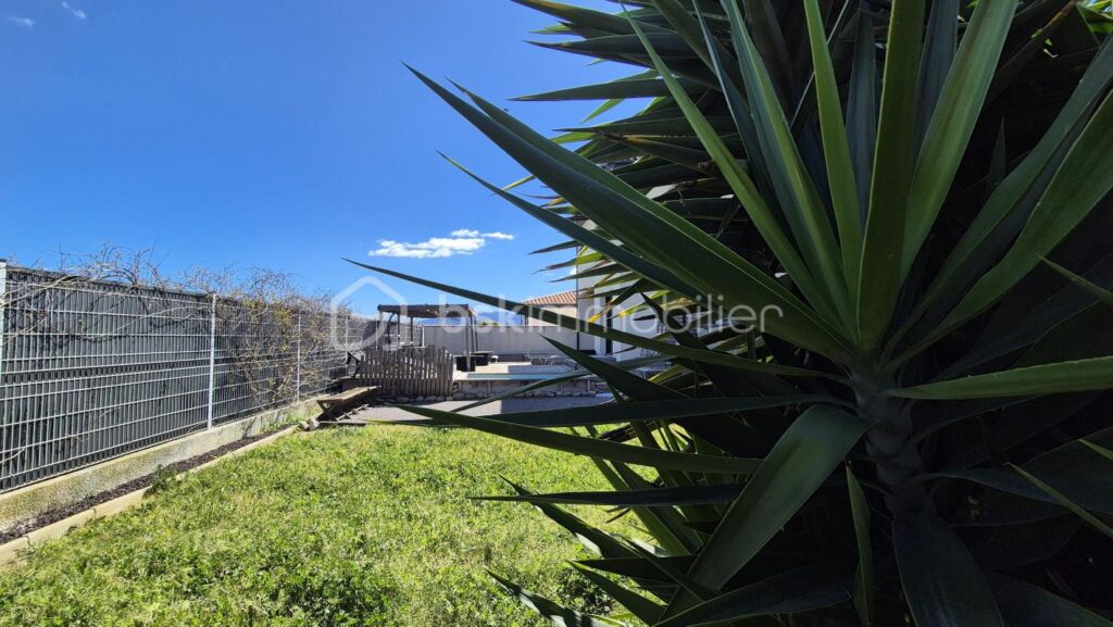 A VENDRE VILLA TROIS FACES DE 96M² SUR TERRAIN DE 394M A SAINT CYPRIEN – COTE VILLAGE – EN IMPASSE – TROIS CHAMBRES – DEUX PIECES D EAU – DEUX TOILETTES – BUANDERIE – PISCINE – TERRASSE – PROCHE DES ECOLES DES COMMERCES ET DES PLAGES – 5 pièces – 3 chambres – 96 m²