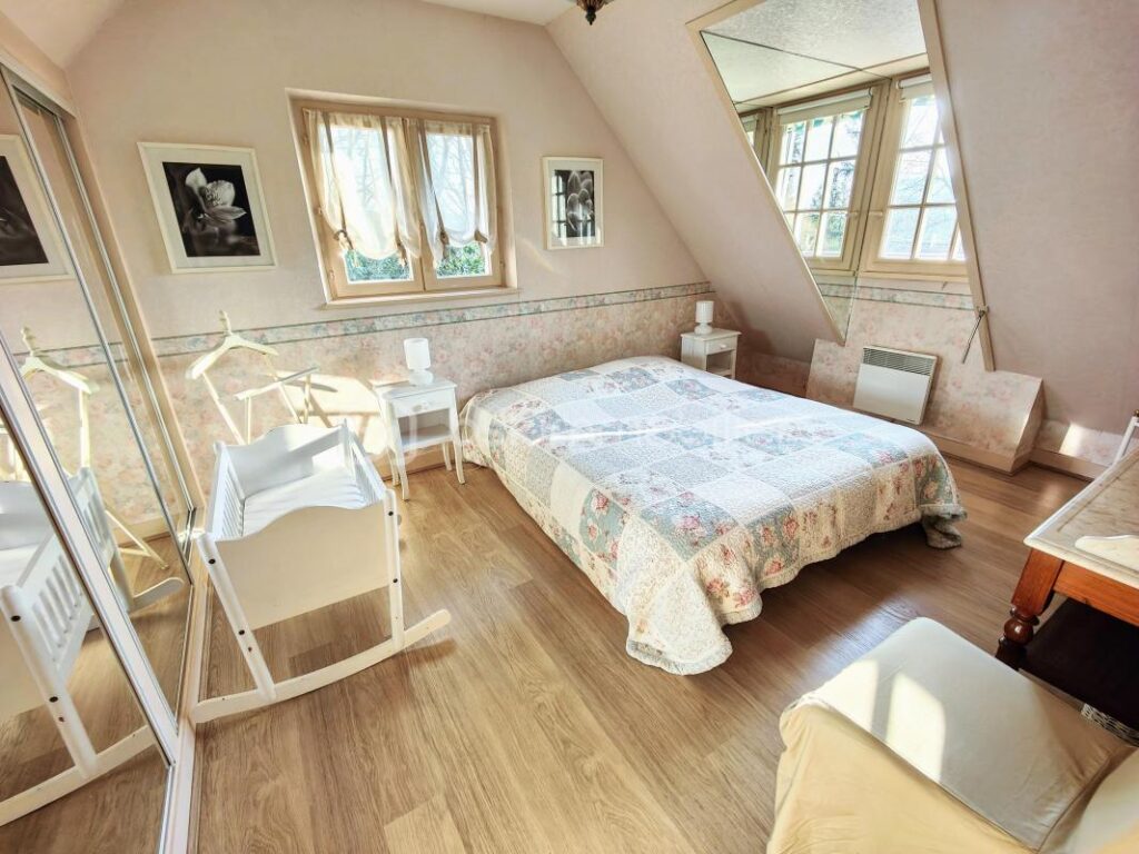 Au calme, grande maison familiale 6 ch av jardin clos arboré, terrasse et piscine couverte – 15 pièces – 6 chambres – 390 m²