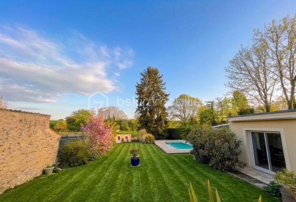 À 10 minutes de RAMBOUILLET, propriété de 220m²habitable sur terrain de 940m² avec une magnifique piscine de 5 M par 10 M – 4 pièces – 3 chambres – 171 m²