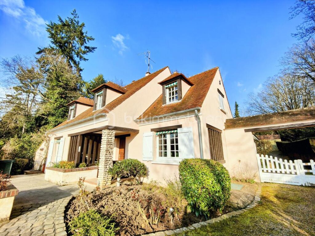 Au calme, grande maison familiale 6 ch av jardin clos arboré, terrasse et piscine couverte – 15 pièces – 6 chambres – 390 m²