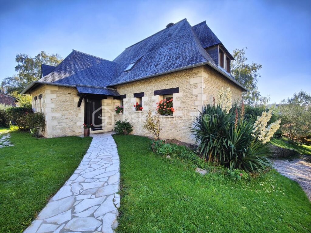 Plein centre, maison familiale av 5 ch sous-sol et jardin clos arboré ! – 8 pièces – 4 chambres – 180 m²
