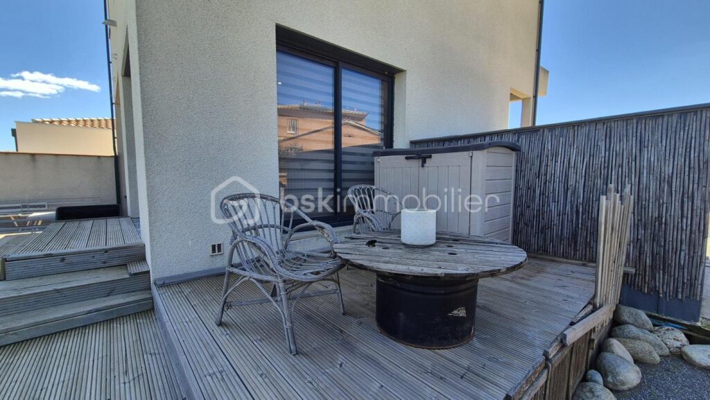 A VENDRE VILLA TROIS FACES DE 96M² SUR TERRAIN DE 394M A SAINT CYPRIEN – COTE VILLAGE – EN IMPASSE – TROIS CHAMBRES – DEUX PIECES D EAU – DEUX TOILETTES – BUANDERIE – PISCINE – TERRASSE – PROCHE DES ECOLES DES COMMERCES ET DES PLAGES – 5 pièces – 3 chambres – 96 m²