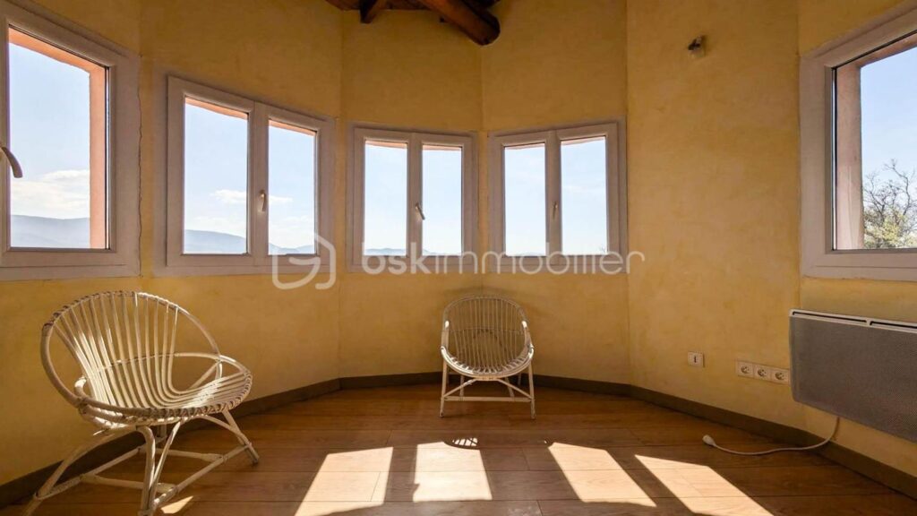Vue panoramique 180° – Position dominante – À 15 min de Montélimar – 6 pièces – 4 chambres – 194 m²