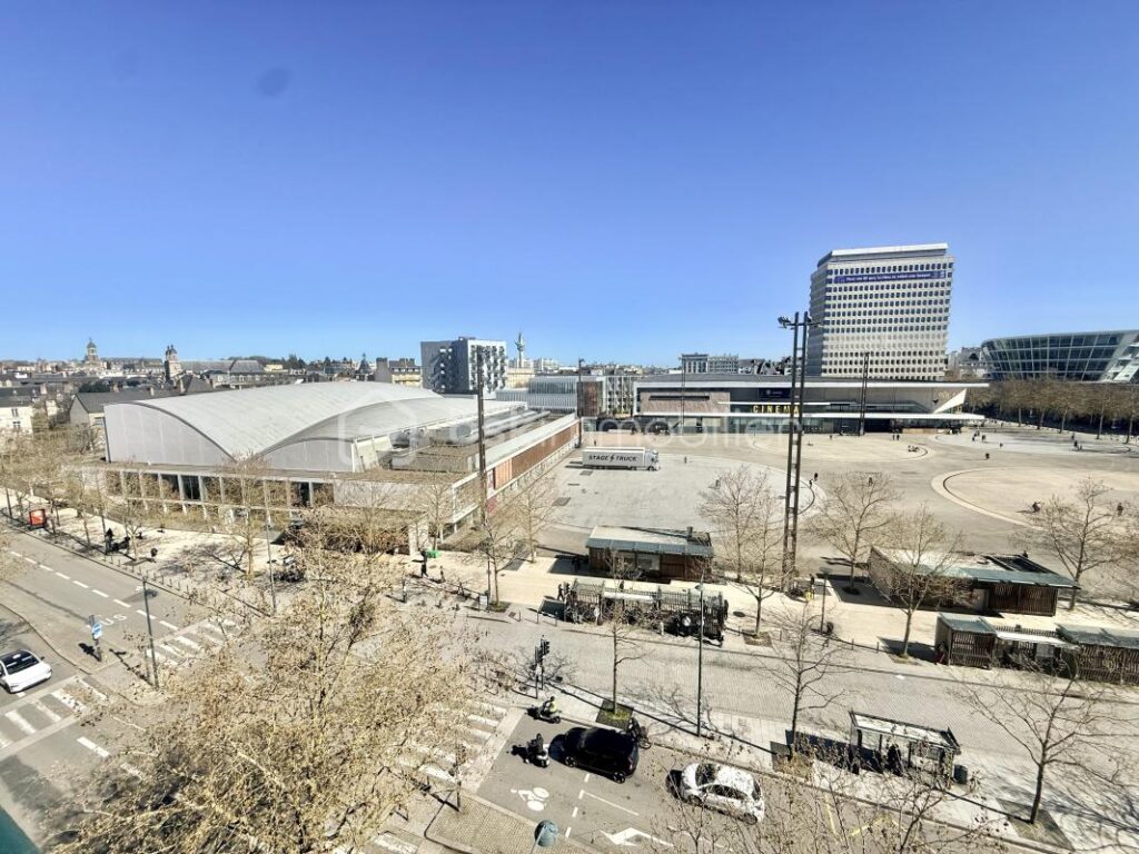 🏙️ Appartement 5 pièces – 86 m² – Centre-ville de Rennes VUE A 180° Au 6ᵉ étage avec ascenseur – 4 pièces – 2 chambres – 86 m²