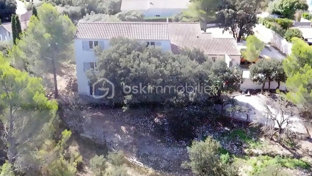 À VENDRE – VILLA D’ARCHITECTE 130 M2 TYPE 5 – EXCLUSIVITÉ À VERNÈGUES (13116) – 5 pièces – 4 chambres – 130 m²