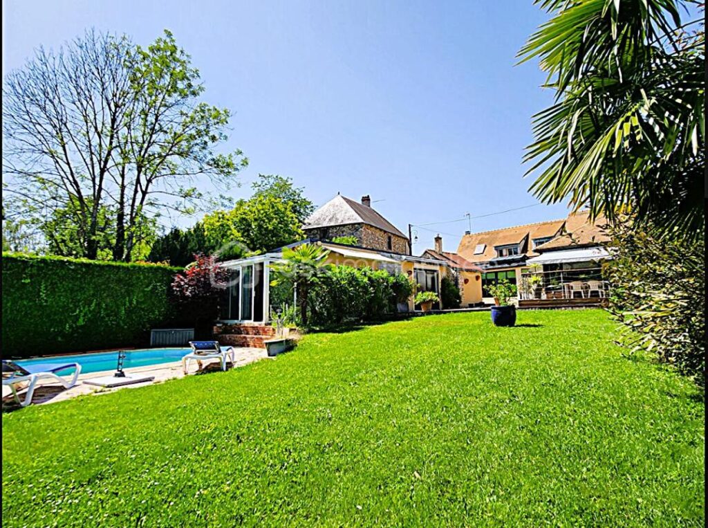 À 10 minutes de RAMBOUILLET, propriété de 220m²habitable sur terrain de 940m² avec une magnifique piscine de 5 M par 10 M – 4 pièces – 3 chambres – 171 m²