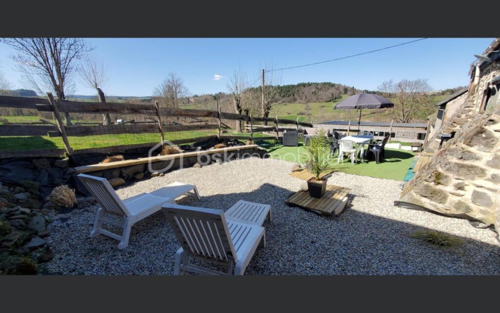 Ancienne grange rénovée avec vue dégagée – Fort potentiel en gîte – Freydefont (Saint-Nectaire) – 6 pièces – 4 chambres – 128 m²