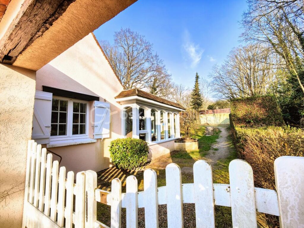 Au calme, grande maison familiale 6 ch av jardin clos arboré, terrasse et piscine couverte – 15 pièces – 6 chambres – 390 m²