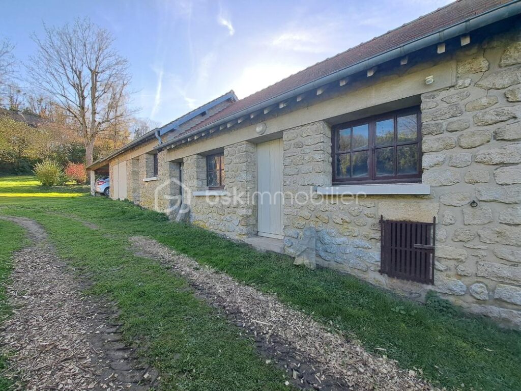 PROPRIETE DE CARACTETRE AVEC DEPENDANCE SUR ENVIRON 3750 M² DE TERRAIN DANS UN ENVIRONNEMENT CALME – 10 pièces – 7 chambres – 222 m²