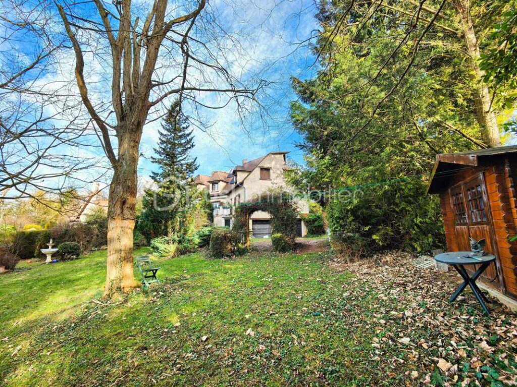 Belle maison familiale 5 ch dans un écrin boisé avec vue dégagée – 7 pièces – 5 chambres – 200 m²