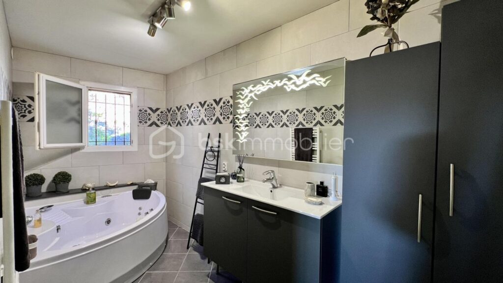 COUP DE CŒUR pour une villa individuelle à Vence Sud. Vue mer. Terrain piscinable – 4 pièces – 3 chambres – 135 m²