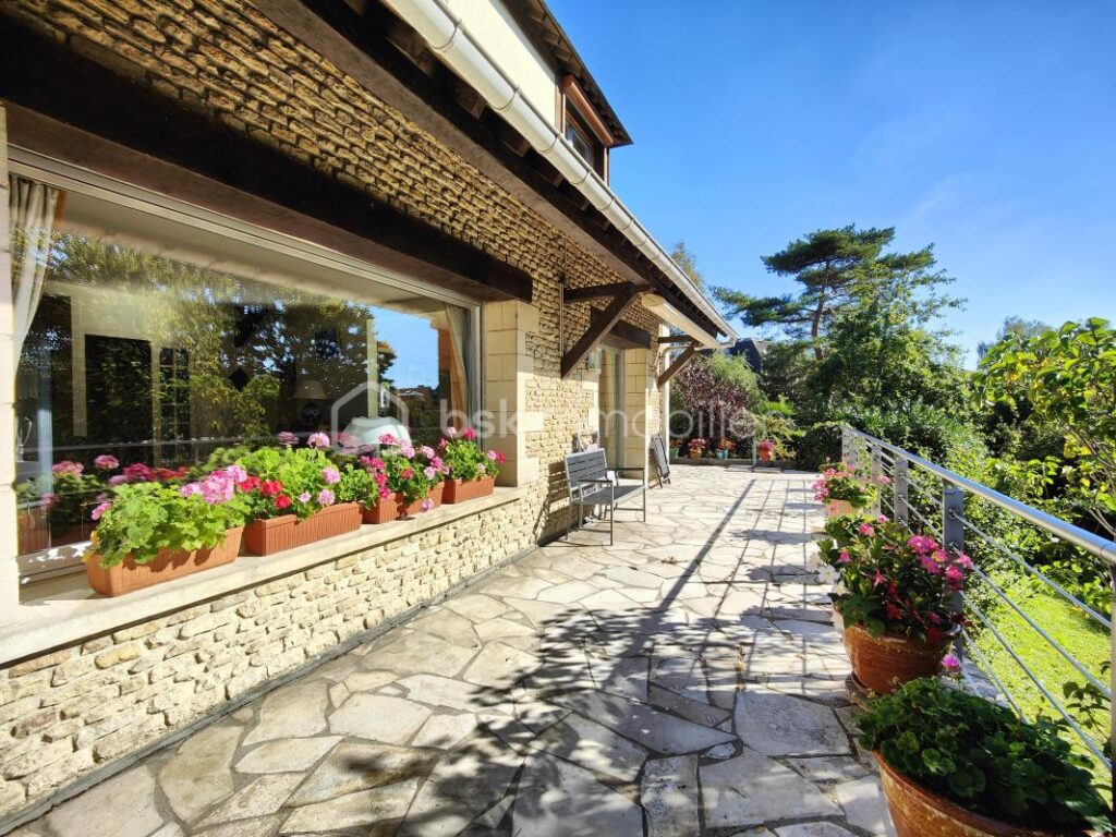 Plein centre, maison familiale av 5 ch sous-sol et jardin clos arboré ! – 8 pièces – 4 chambres – 180 m²