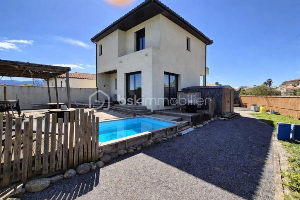 A VENDRE VILLA TROIS FACES DE 96M² SUR TERRAIN DE 394M A SAINT CYPRIEN – COTE VILLAGE – EN IMPASSE – TROIS CHAMBRES – DEUX PIECES D EAU – DEUX TOILETTES – BUANDERIE – PISCINE – TERRASSE – PROCHE DES ECOLES DES COMMERCES ET DES PLAGES – 5 pièces – 3 chambres – 96 m²