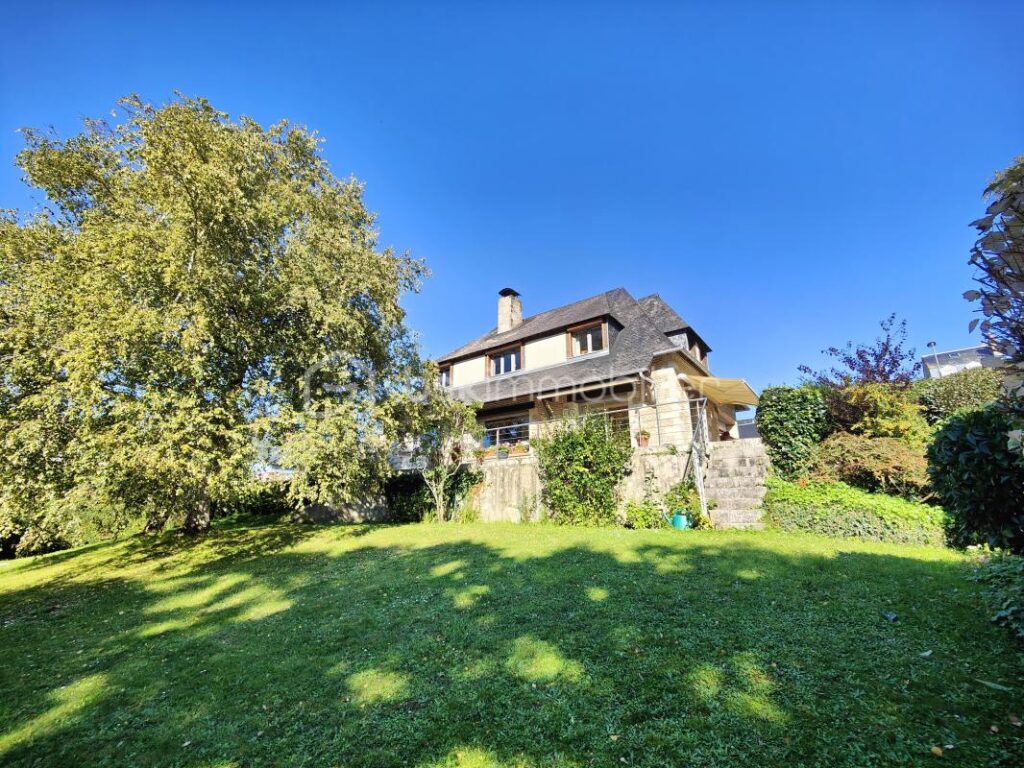 Plein centre, maison familiale av 5 ch sous-sol et jardin clos arboré ! – 8 pièces – 4 chambres – 180 m²