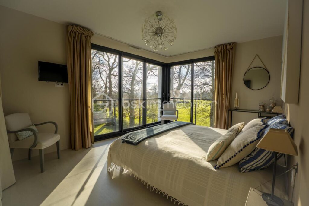 Maison d’architecte contemporaine lumineuse de 281m² proche du bourg de Chavagne – 6 pièces – 5 chambres – 281 m²