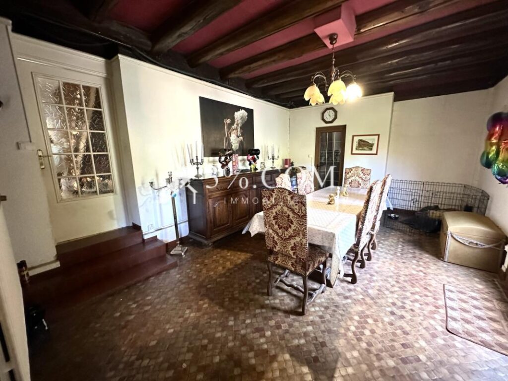 MAISON DE VILLAGE 210 M2 – TERRAIN 868 M2 – 8 pièces – 3 chambres – 210 m²