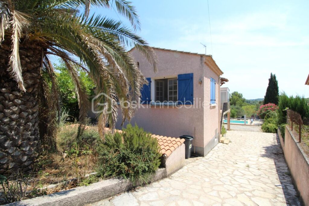 VILLA TRADITIONNELLE – VUE DEGAGEE – 5 pièces – 2 chambres – 160 m²
