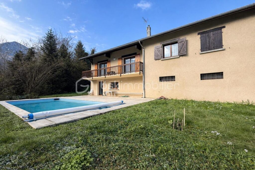 Maison familiale 183 m² avec piscine, grand terrain et vue nature – Rovon à proximité immédiate de Vinay – 6 pièces – 4 chambres – 183 m²