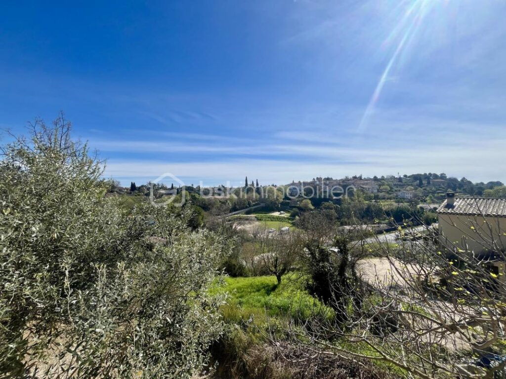 VILLA T4 + T2 – Saint Paul En Forêt – Vue exceptionnelle, au calme avec un fort potentiel ! – 6 pièces – 4 chambres – 145 m²