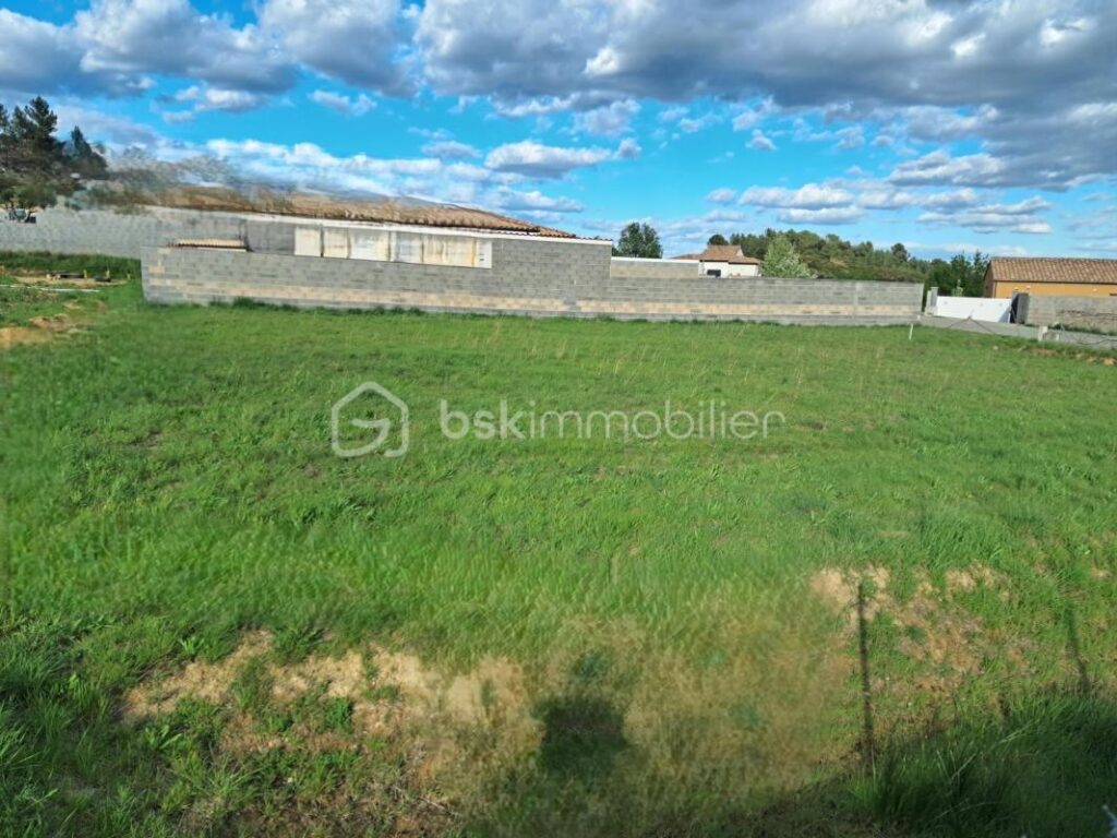 Très beau terrain constructible et viabilisé de 924m² – NR pièces – NR chambres – 924 m²