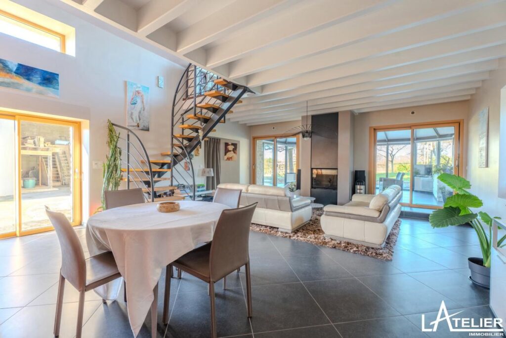 Maison en pierres bon état fort potentiel, atypique – 9 pièces – 5 chambres – 273 m²