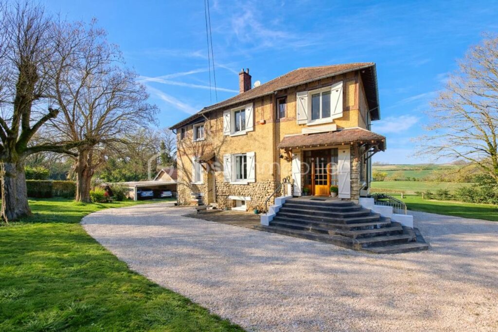 PROPRIETE DE CARACTETRE AVEC DEPENDANCE SUR ENVIRON 3750 M² DE TERRAIN DANS UN ENVIRONNEMENT CALME – 10 pièces – 7 chambres – 222 m²