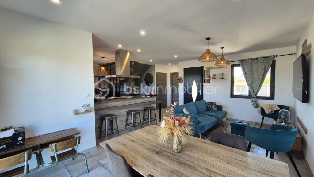 A VENDRE VILLA TROIS FACES DE 96M² SUR TERRAIN DE 394M A SAINT CYPRIEN – COTE VILLAGE – EN IMPASSE – TROIS CHAMBRES – DEUX PIECES D EAU – DEUX TOILETTES – BUANDERIE – PISCINE – TERRASSE – PROCHE DES ECOLES DES COMMERCES ET DES PLAGES – 5 pièces – 3 chambres – 96 m²