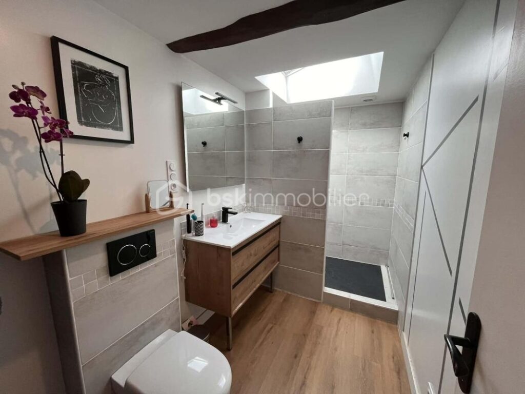 Maison 5 chambres sur jardin clos – GESTE – 260 000 € HAI – 8 pièces – 5 chambres – 166 m²