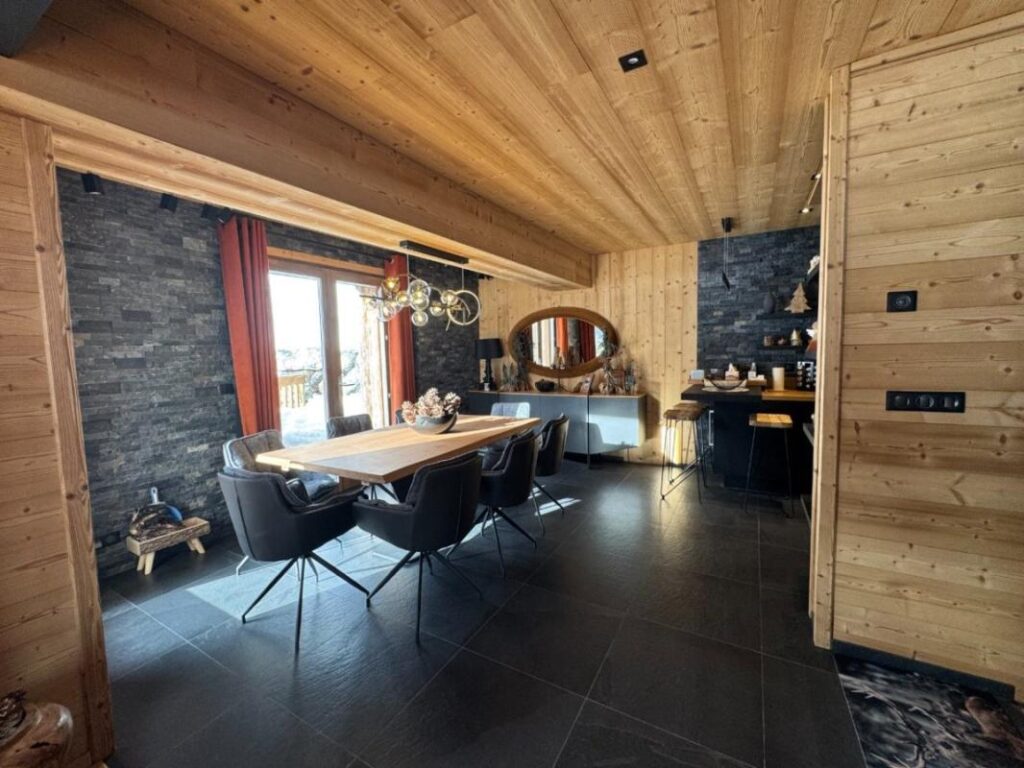 à vendre CHALET DE PRESTIGE — Auron, Station des Alpes-Maritimes 176 m² — 4 chambres — Vue imprenable sur le domaine skiable – 6 pièces – 4 chambres – 176 m²