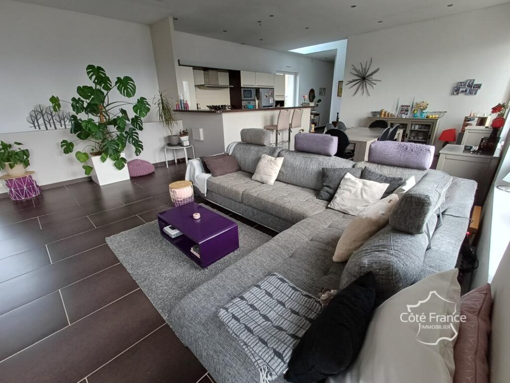 Loft de 129 m2 entièrement rénové, comprenant 4 pièces, dont – 4 pièces – 3 chambres – 129 m²