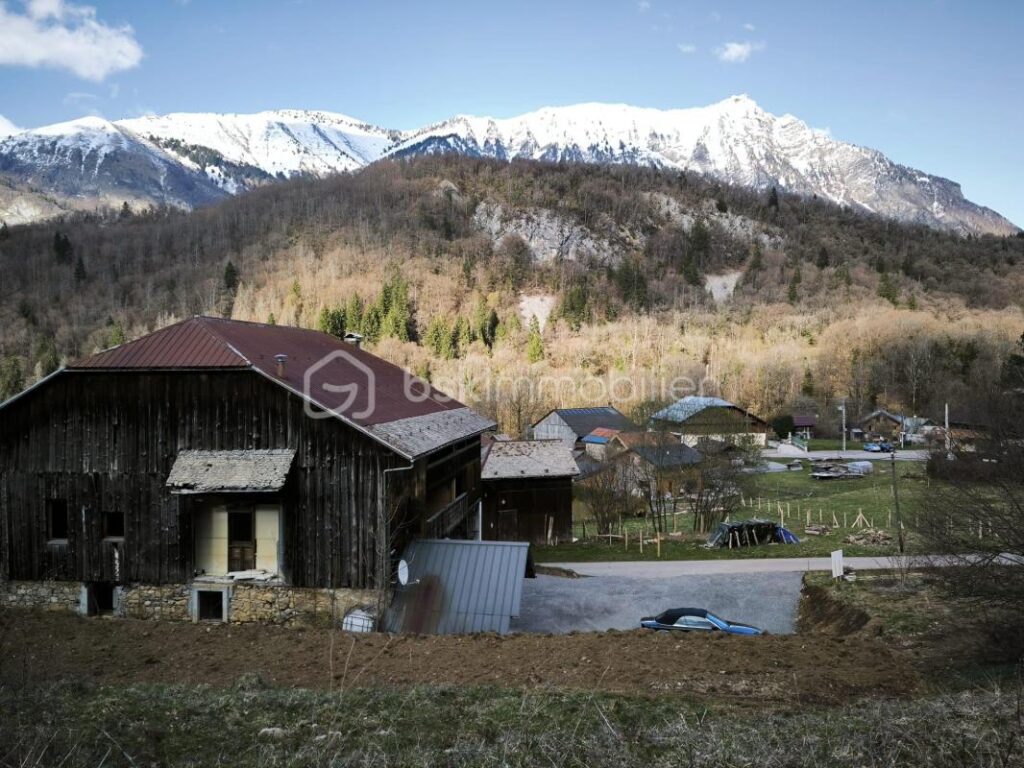 Terrain constructible libre de construction à moins de 45 minutes de Genève – vue sur la point de Marcelly – NR pièces – NR chambres – 626 m²