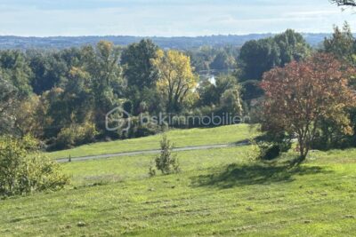 CHÂTEAU et SA MAISON de Gardien – VUE -TERRAIN – PISCINE – DÉPENDANCES – NR pièces – 13 chambres – 722 m²