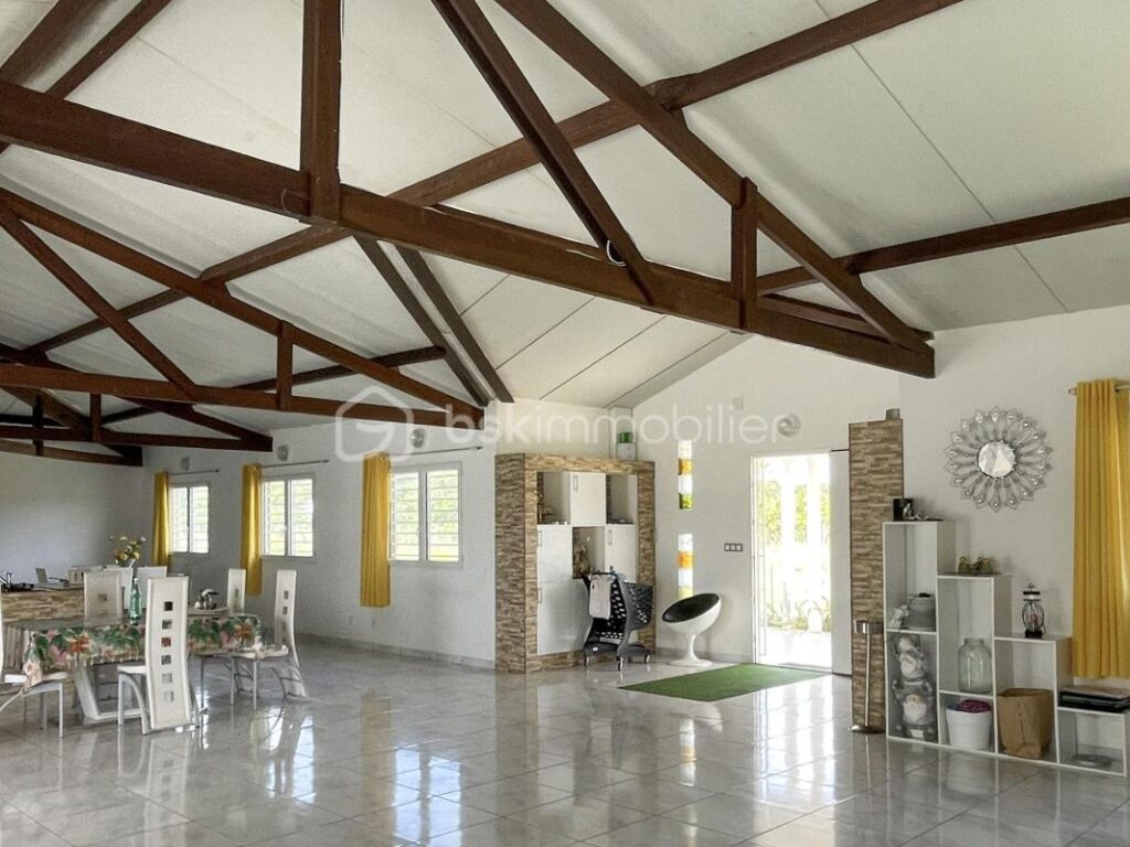 97310 – KOUROU – PROPRIÉTÉ D’EXCEPTION SUR 2,6 HECTARES – MAISON 5 PIÈCES – PISCINE – SUITE PARENTALE – 3 CHAMBRES DE 21 m² AVEC SALLE D’EAU & WC – TERRAIN VIABILISÉ – ZONE AGRICOLE – IDÉAL PROJET AUTONOME, VIVRIER OU ÉCOLOGIQUE – 5 pièces – 4 chambres – 250 m²