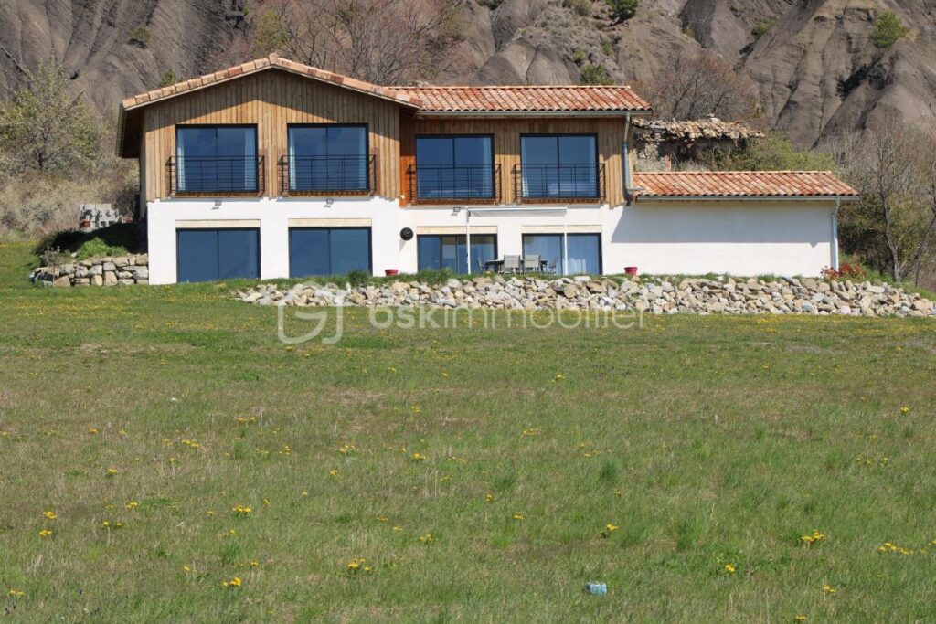 Ensemble Immobiler d&rsquo;exception composé de deux maisons neuves contemporaines + un terrain constructible en Haute Provence : Ideal investisseur – 12 pièces – 8 chambres – 300 m²