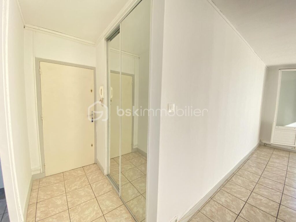 Appartement 4 pièces – 66 m² – Lumineux – Vue dégagée – Fort potentiel – 5 pièces – 3 chambres – 66 m²